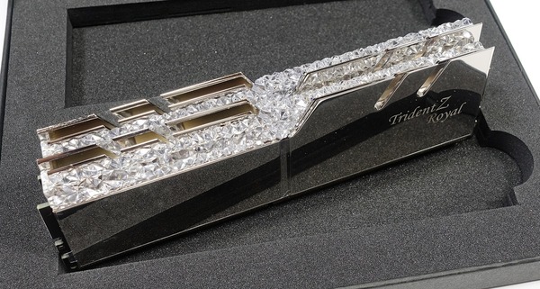 G.Skill Trident Z Royal F4-3200C16D-16GTRS review_05955_DxO