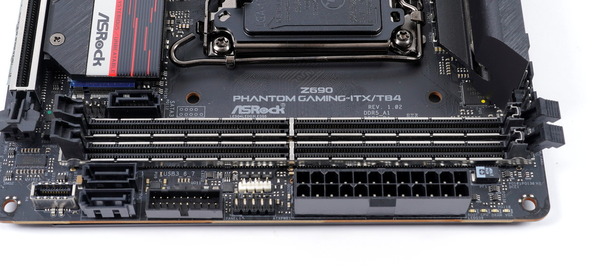ASRock Z690 Phantom Gaming-ITX/TB4 review_03303_DxO