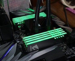 GIGABYTE AORUS RGB Memory review_01866